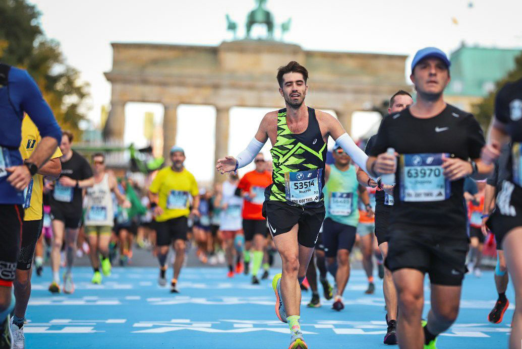 Riccardo Bonfitto running – la mentalità da maratoneta dietro Richi Lab Ticino La logica è semplice: nome file e alt text devono descrivere cosa c'è nell'immagine + contenere una keyword rilevante (nome tuo, Mendrisio, Ticino, marketing) in modo naturale. Google legge l'alt text, non vede la foto.